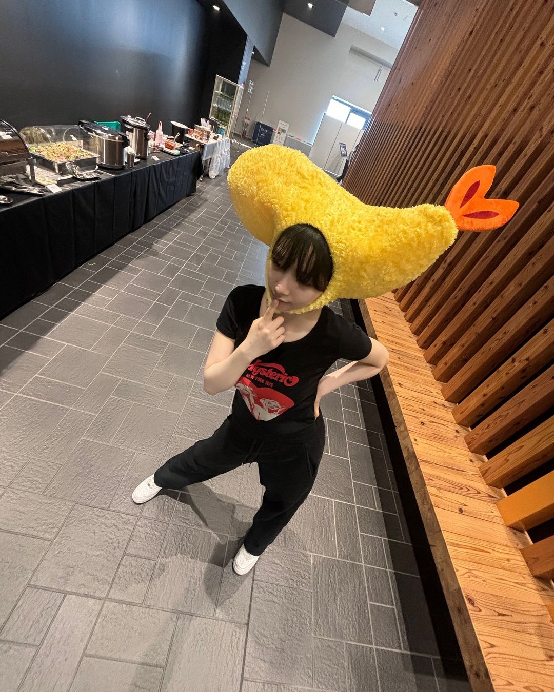 새우 튀김을 뒤집어쓴 에스파 카리나 묵직한 검정티셔츠 가슴라인