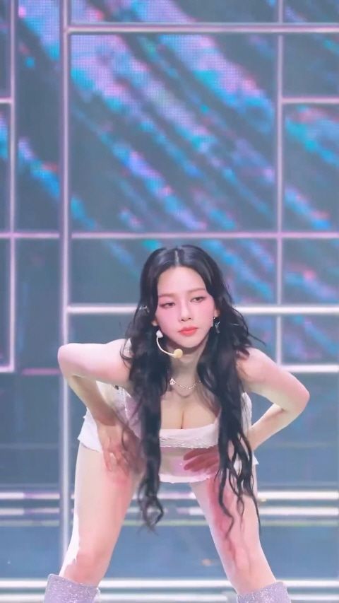 화이트 반짝이 원피스 에스파 카리나 근접 무브먼트