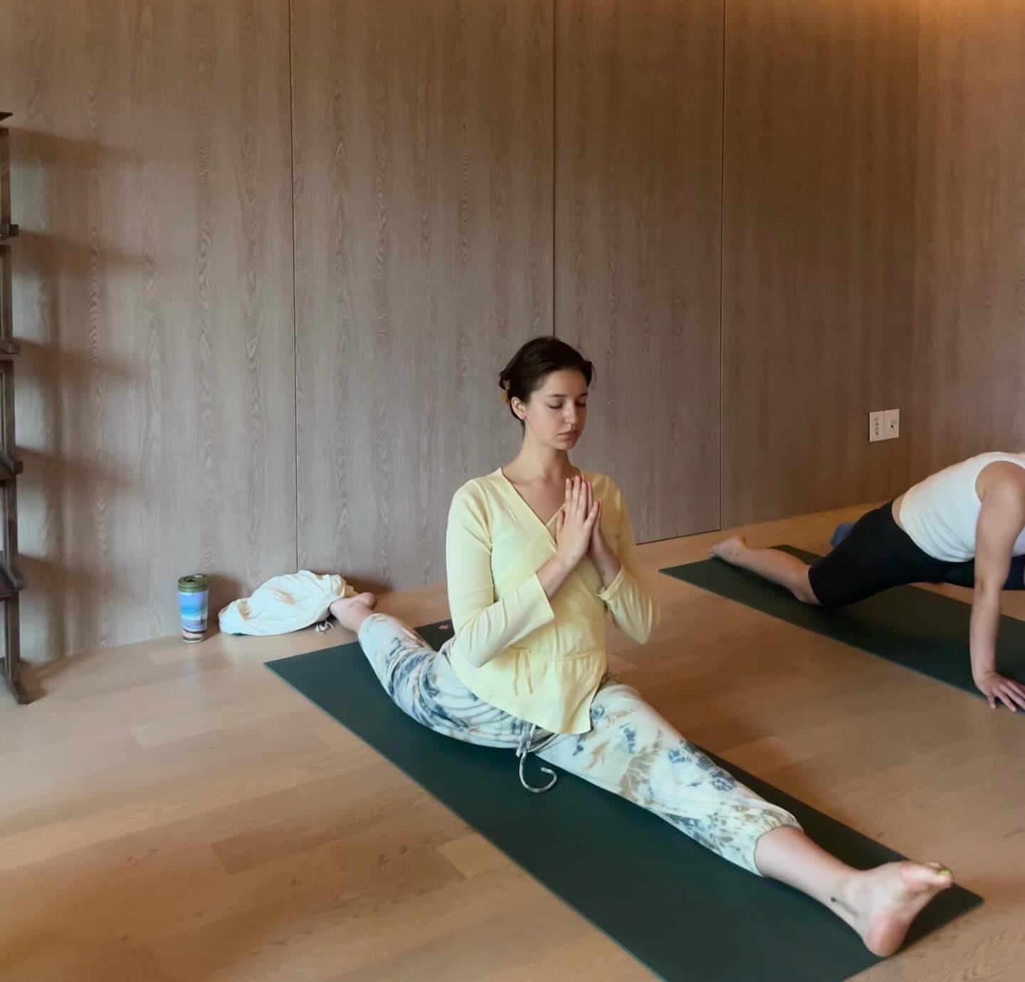 요가하는 안젤리나 다닐로바.gif