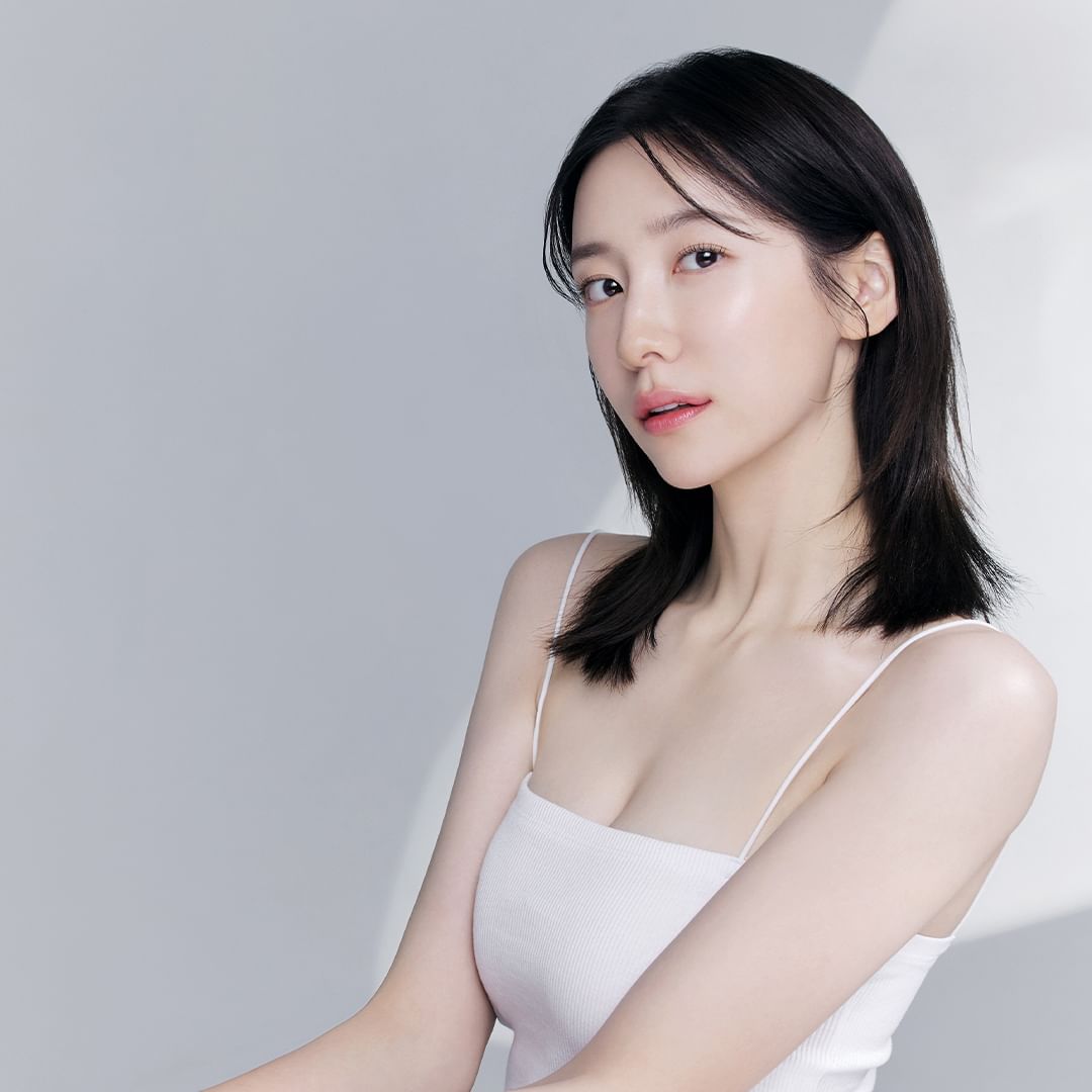 배우 박지현 화장품 지면광고 하얀 끈나시 뽀얀 윗슴골