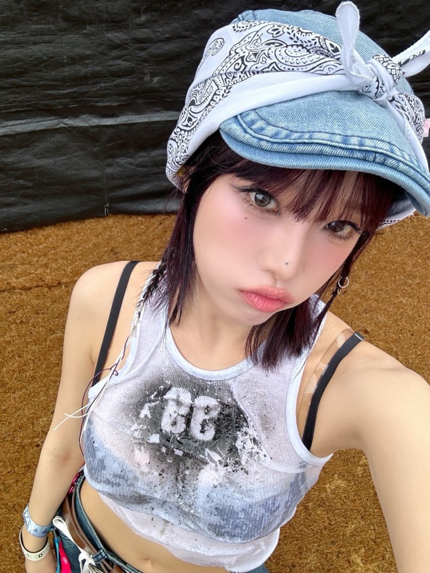 흰 골지나시가 젖어서 검정 브라가 다 비치는 최예나 야꼽 - 워터밤