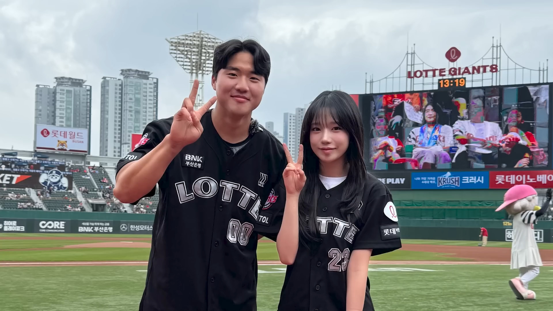 조유리 만나 잠시 영혼이 나간 롯데 선수 두명 ㅋ