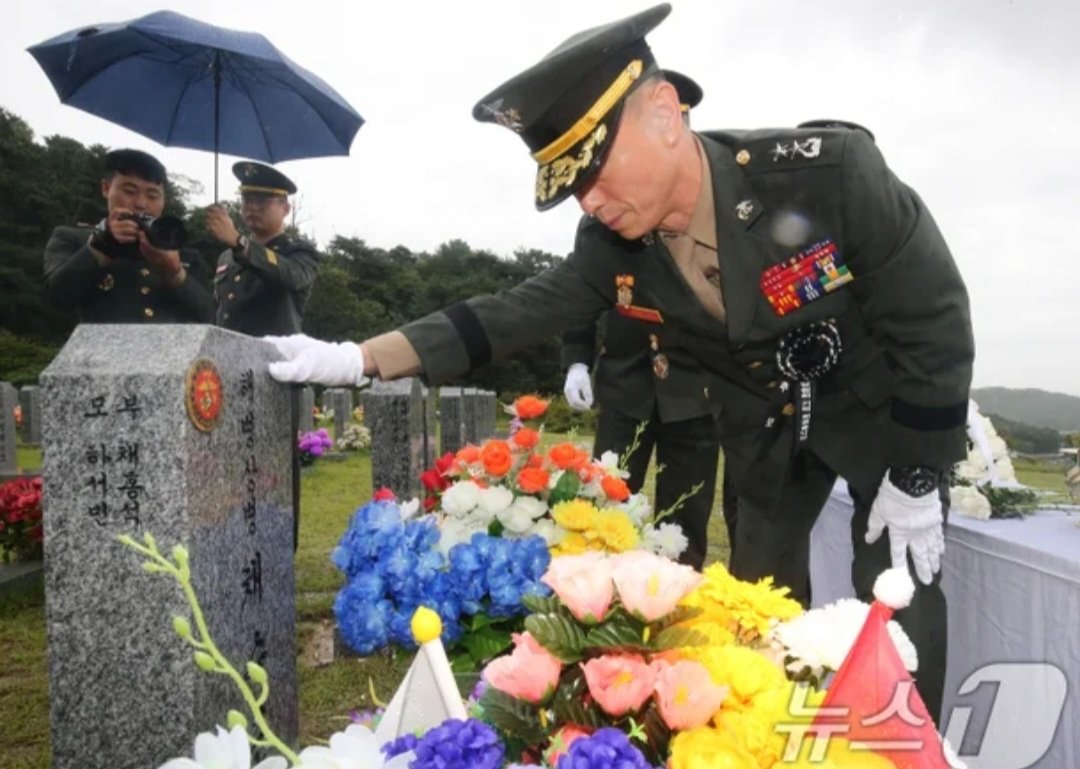 (뉴스1) 채상병 묘역 어루만지는 임성근 전 사단장