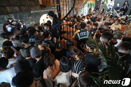 현재 티몬 문 잠그고 버티는 중