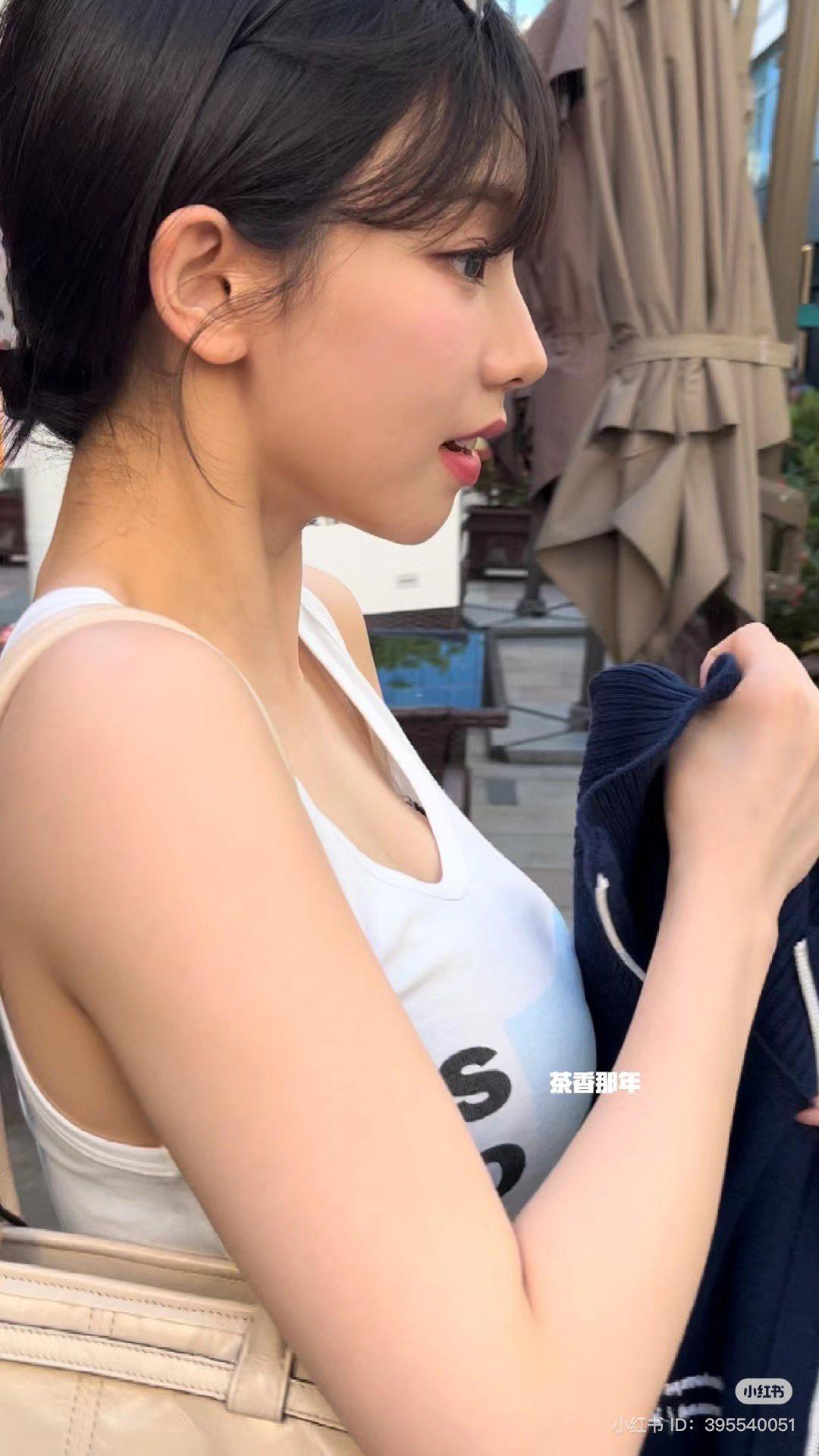 길거리에서 측면에서 찍은 에스파 카리나 흰 민소매 묵직한 가슴라인