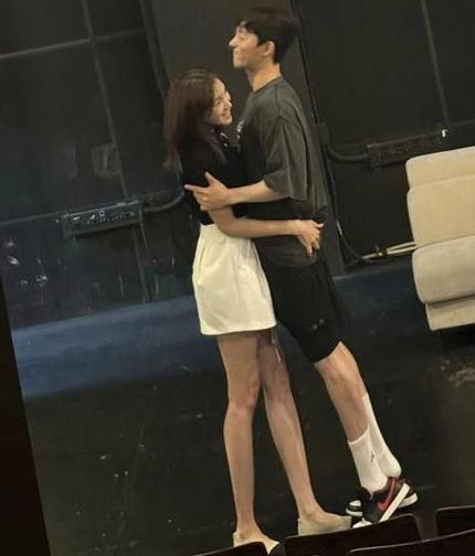 남배우 엉덩이 만진 ‘나쁜손’ 자진신고한 여배우...“내 손이 호강하네”