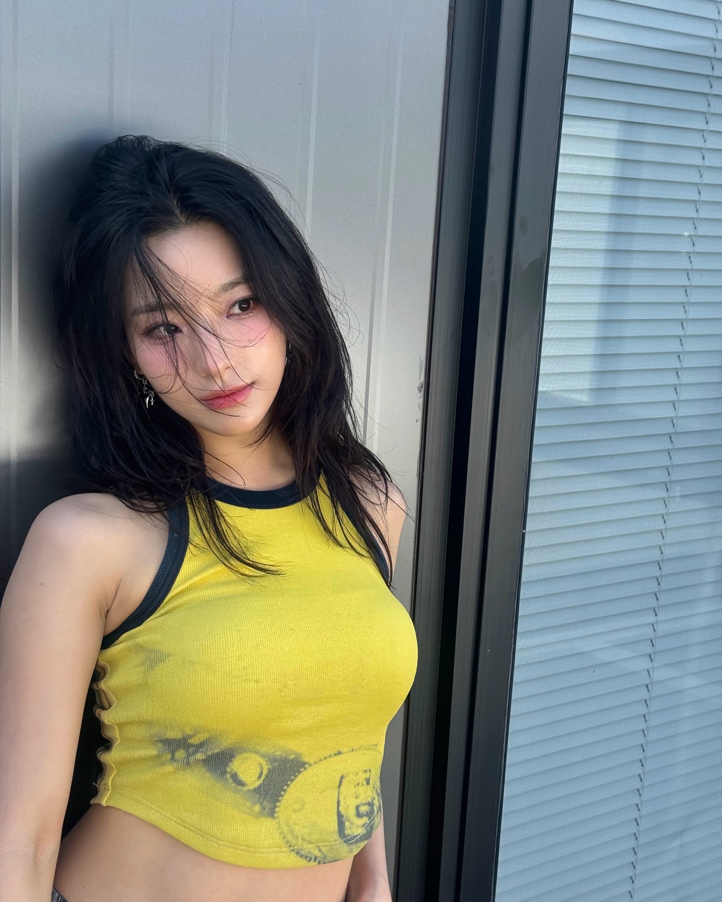 프로미스나인 이새롬 노란 민소매 + 체크스커트 엉벅지 - 워터밤 부산