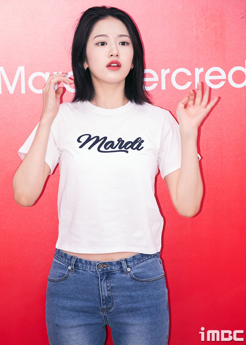 아이브 안유진 흰티 + 청바지 예쁜 엉태 - 마르디메크르디 포토콜