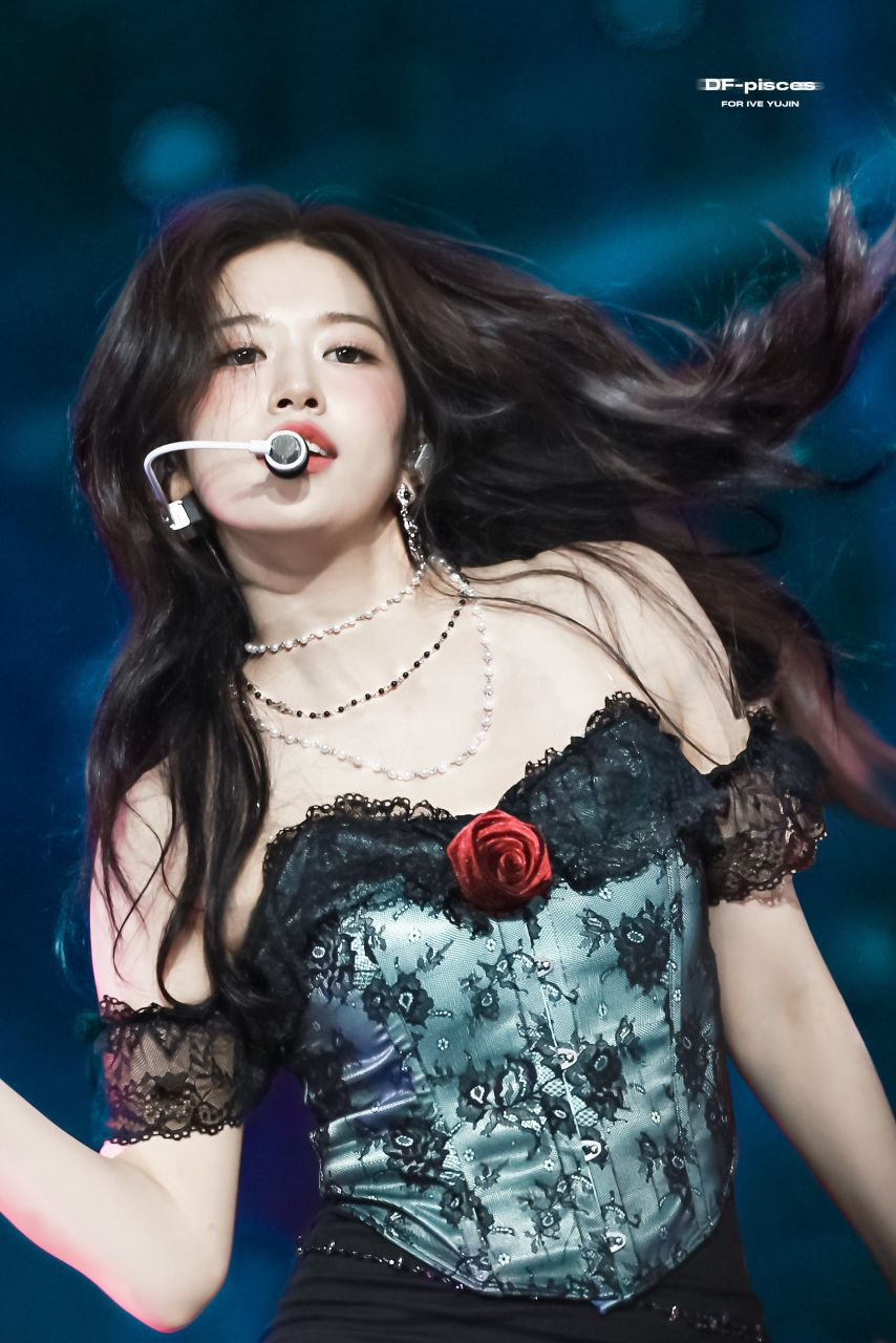 SBS 가요대전 썸머 MC 아이브 안유진 장미 코르셋 + 핫팬츠 몸매