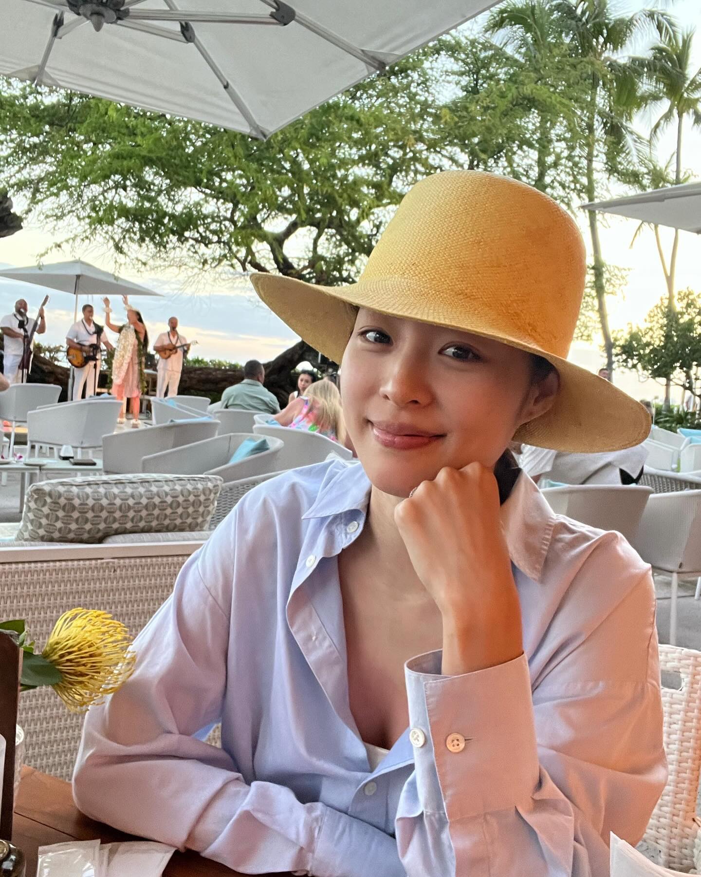 검정 끈비키니 입은 배우 이연희 뽀얀 피부 은근한 가슴골 - SNS