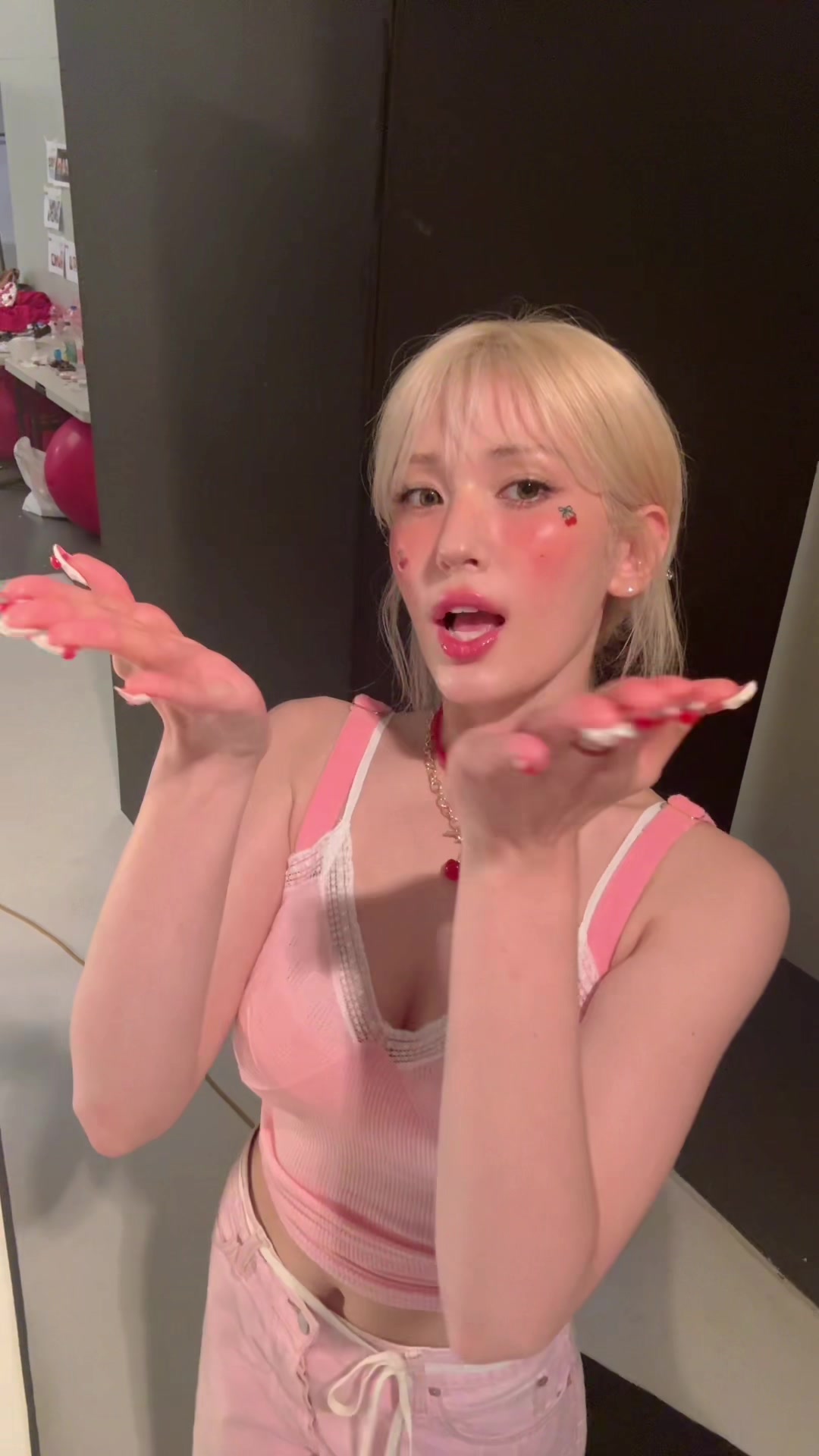 전소미 가슴라인이 적나라한 핑크색 레이스 나시 공격적인 볼륨감