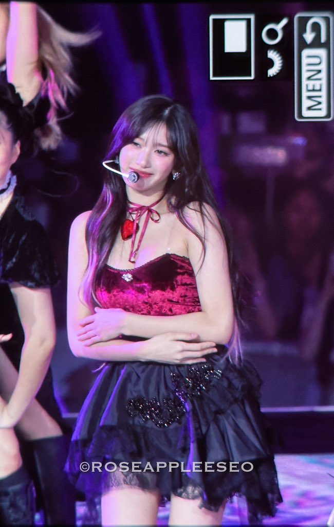 하트 초커 + 핑크벨벳 튜브탑 입고 숙이는 아이브 이서 아찔한 가슴골