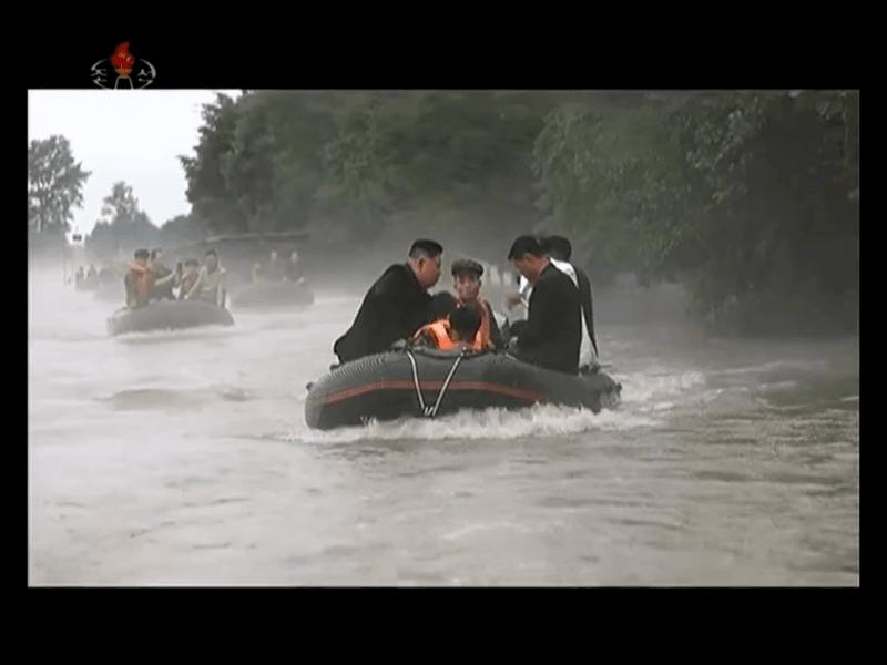 김정은이 타고있는 보트 운전하다가 사고낸 아저씨 ㄷㄷㄷ