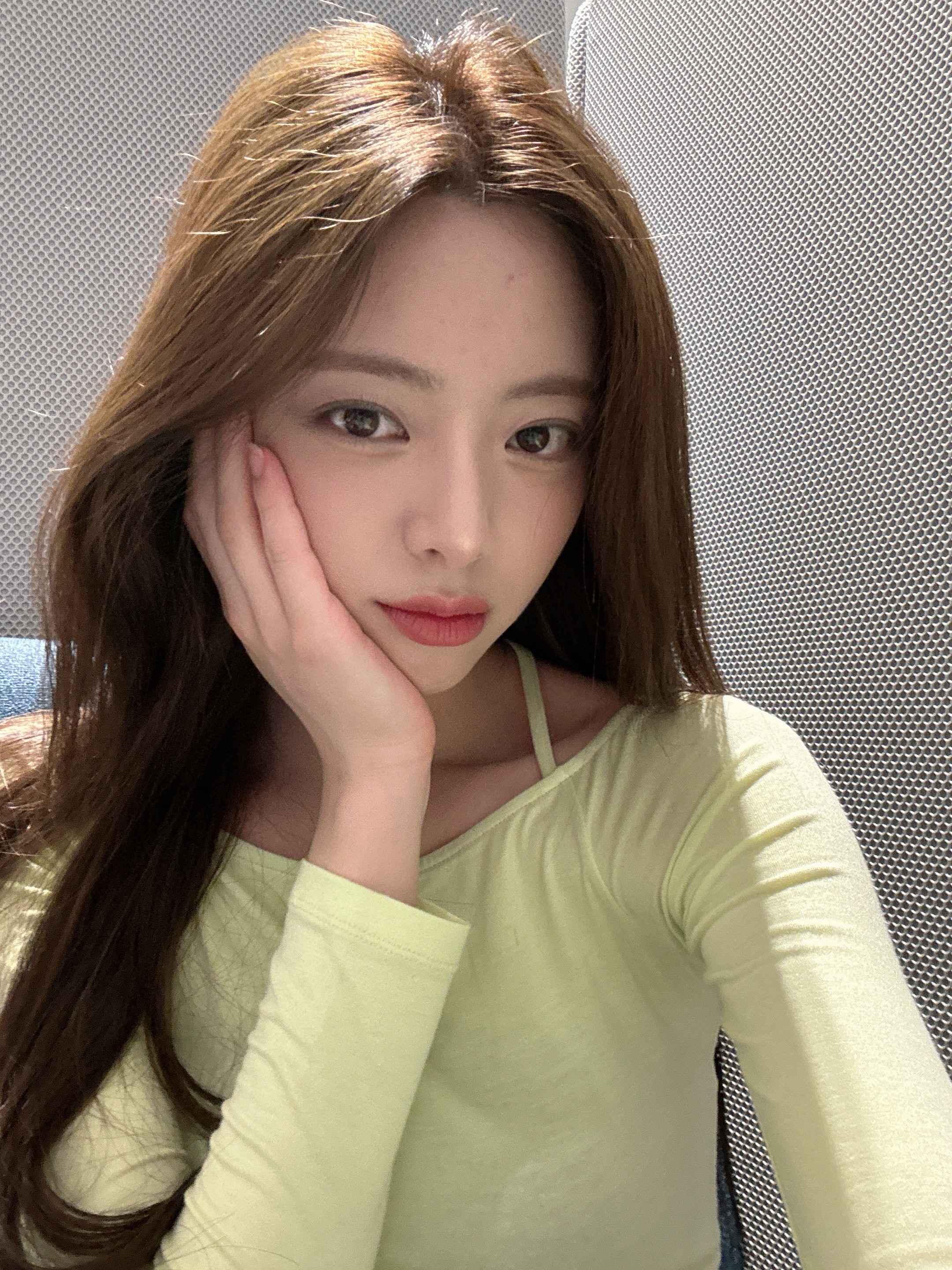 연두색 티셔츠 + 청바지 입고 출국하는 ITZY 유나 환상 골반