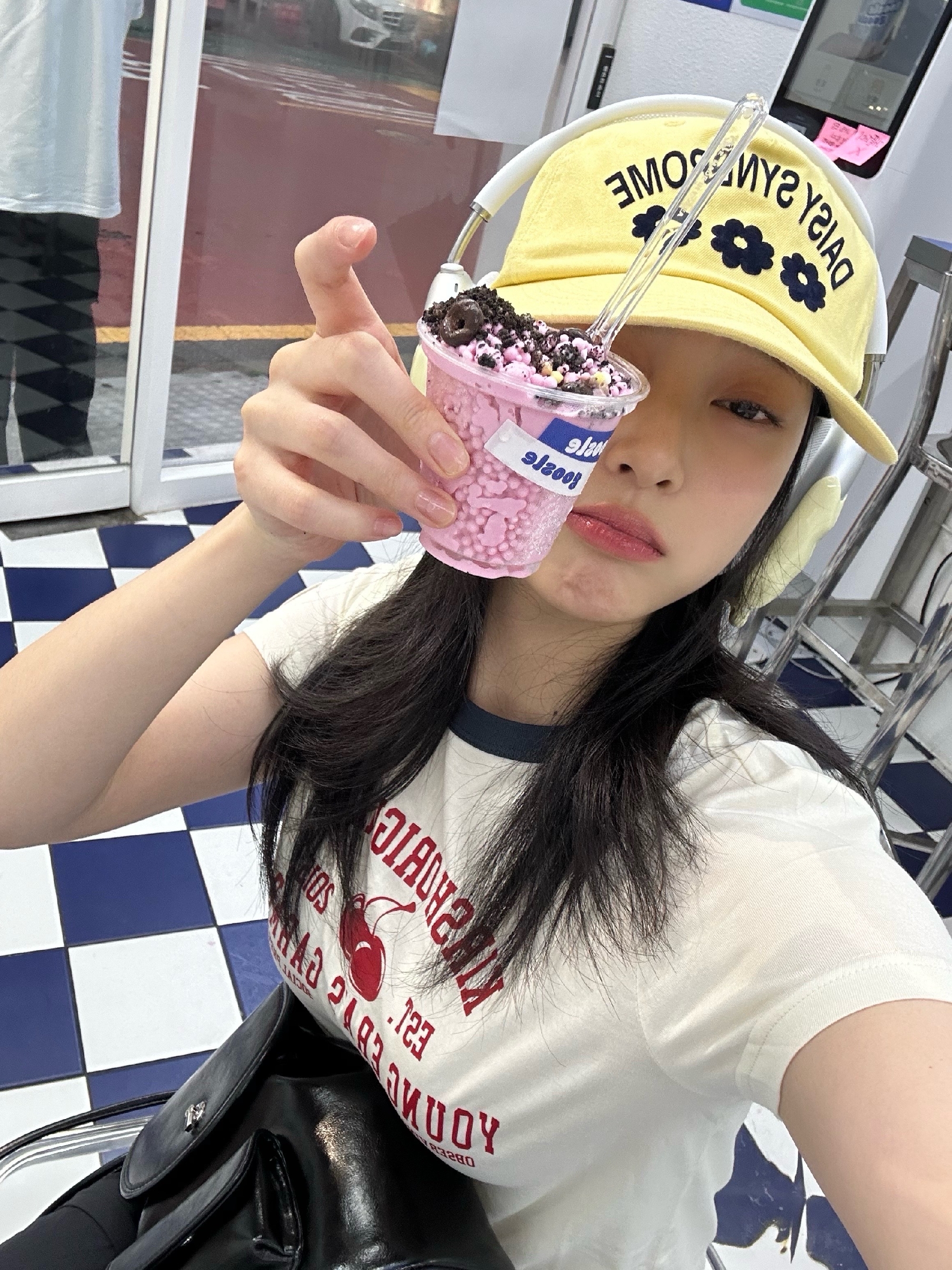 구슬 아이스크림 사먹는 김민주 백에 눌린 흰티 봉긋한 가슴라인