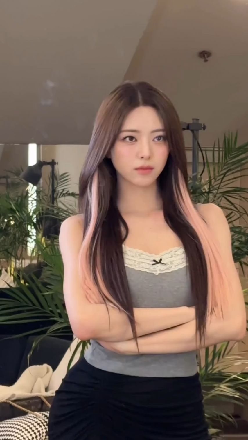 시크한 표정 짓는 있지 유나.jpg