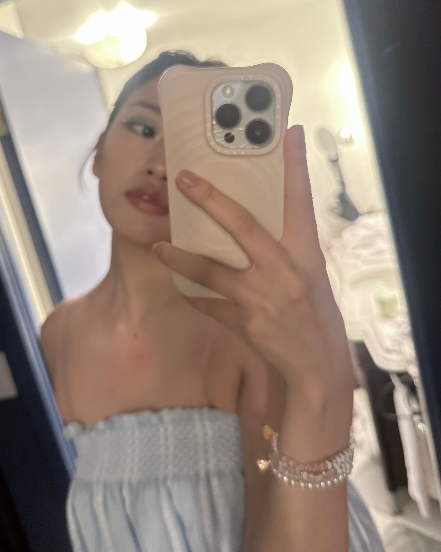 밑에서 찍은 아이브 안유진 튜브탑 뜬 공간 + 엉벅지 - 롤라팔루자