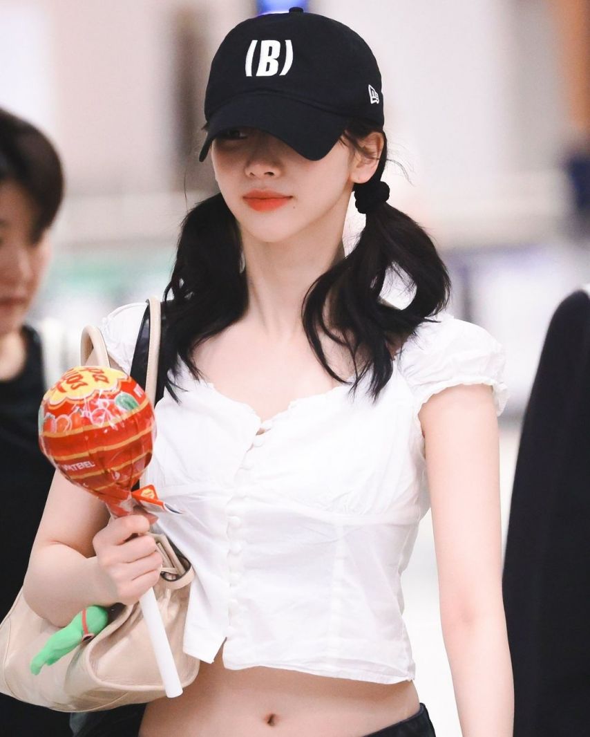 왕사탕 들고 입국 하는 카리나(에스파)