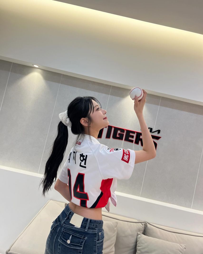 기아 응원하러간 프로미스나인 백지헌 청바지 엉태 배꼽 + 삐끼삐끼