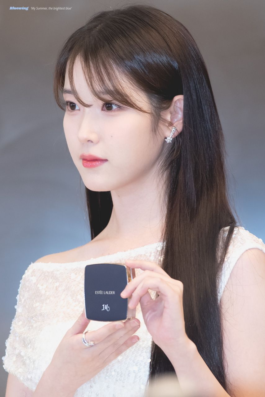 아이유 240807 에스티로더 팝업