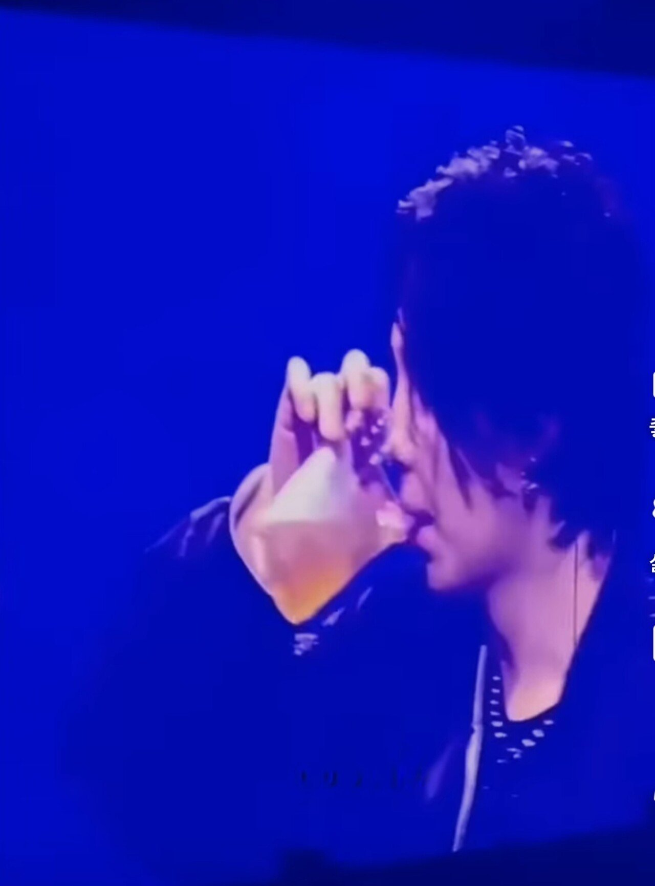 콘서트중 위스키를 마시는 슈가