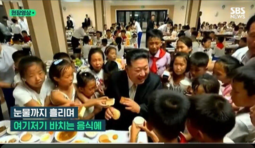혐) 역대급 기괴한 어제자 김정은과 북한 주민들 근황ㄷㄷㄷ.NEWS