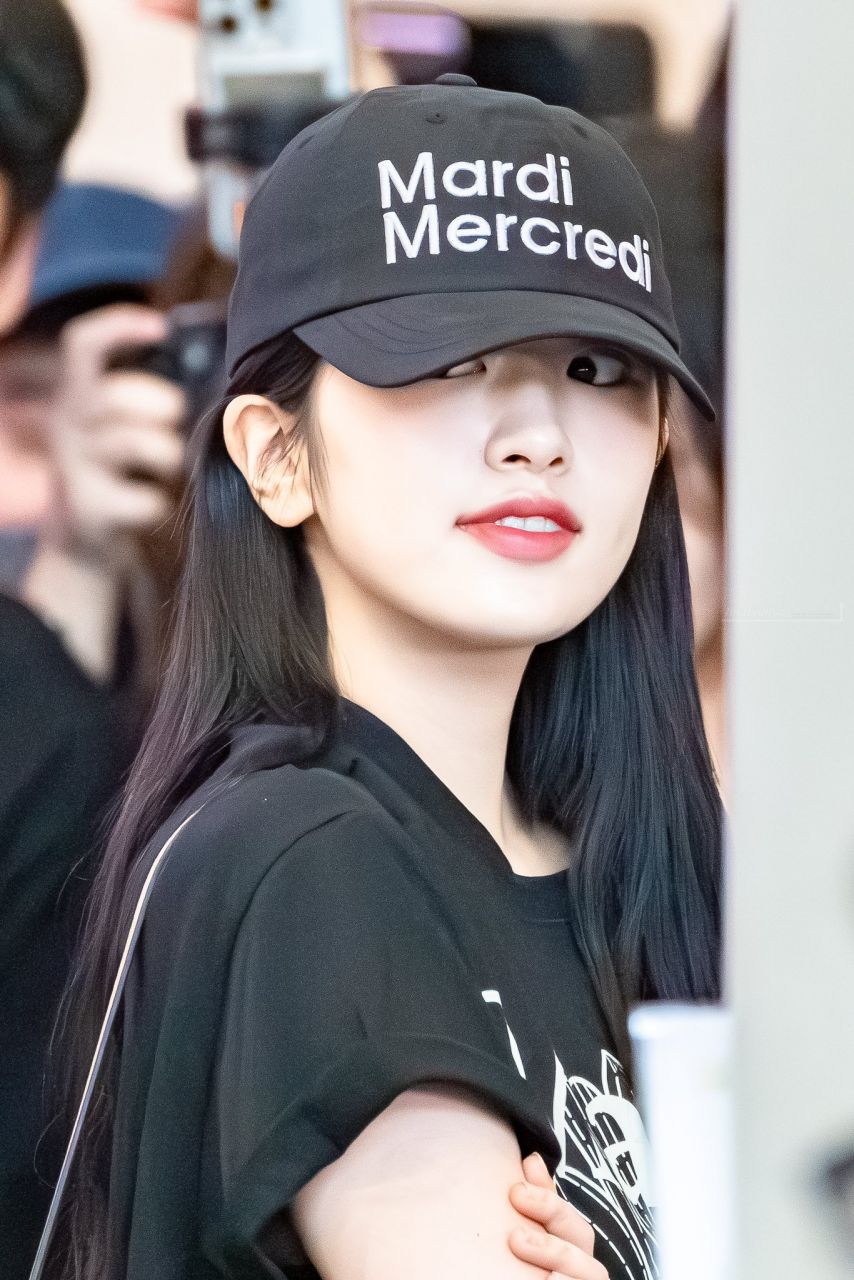 오늘자 출국한 안유진 (아이브)