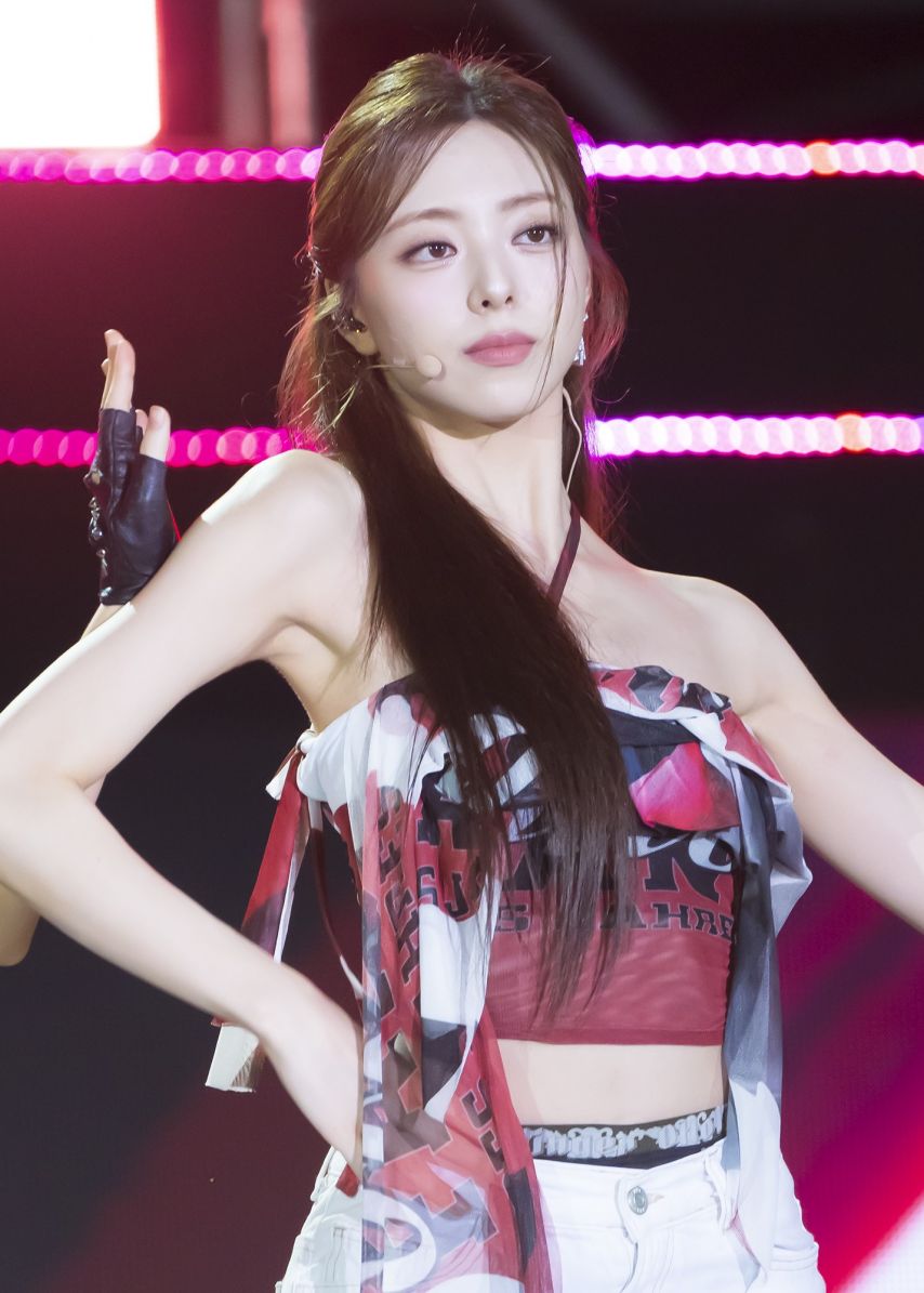 파리의 영웅들 공연 있지 유나 빨간 원홀터넥 상큼한 겨드랑이 대방출