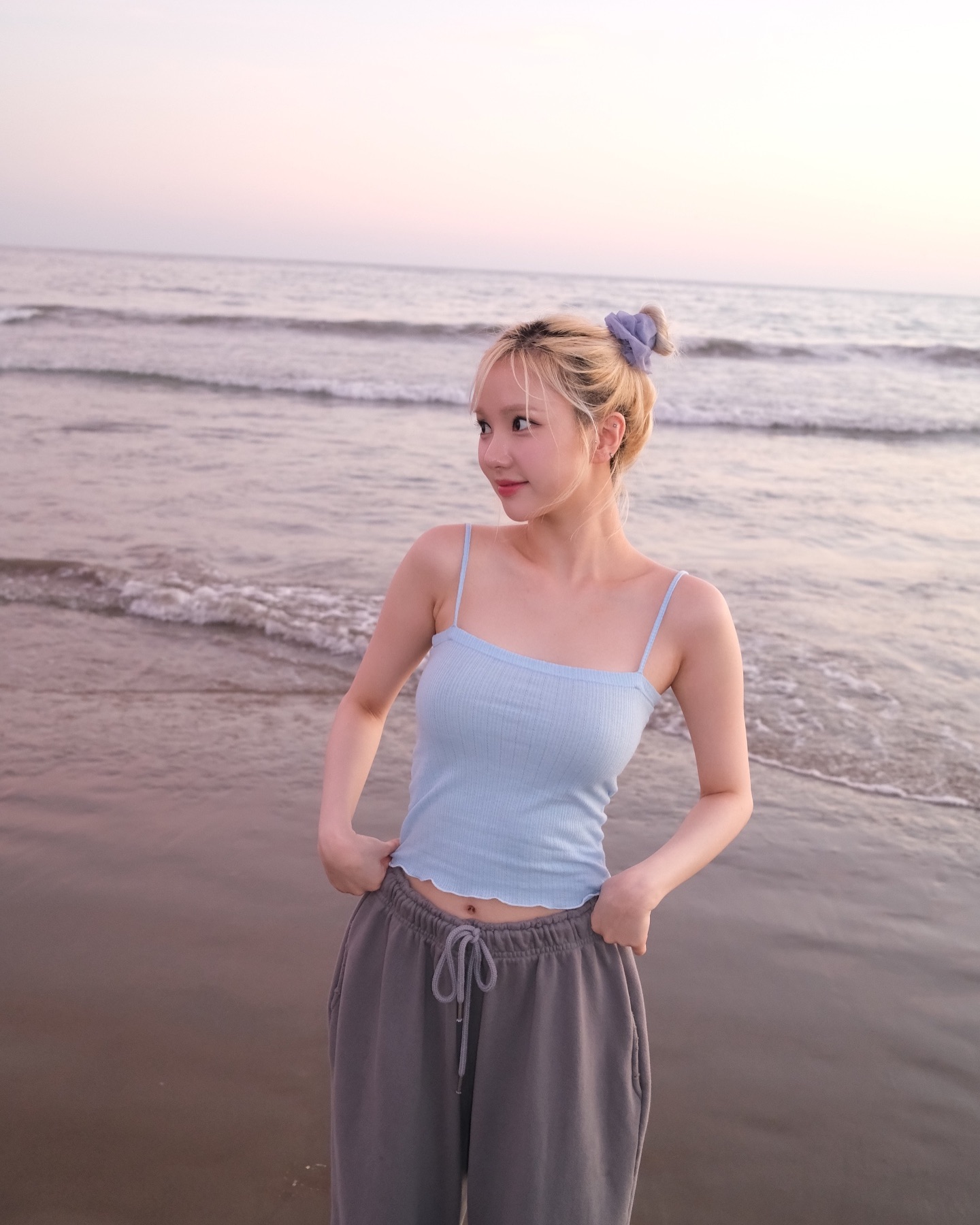 바닷가에서 봉긋한 하늘색 끈나시 야드랑이 비비지 금발뿌까 은하