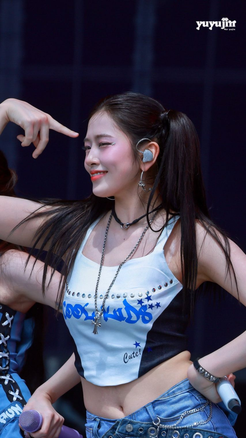 썸머소닉 행사 양갈래 머리한 아이브 안유진 청핫팬츠 엉벅지 야꼽