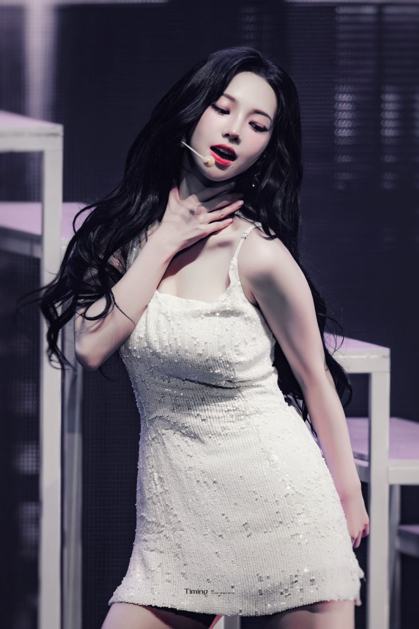 화이트 원피스 가슴골 사이에 빠진 꽃가루 빼내는 에스파 카리나