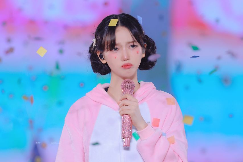 눈가가 촉촉해진 핑크돼지 카리나(에스파)