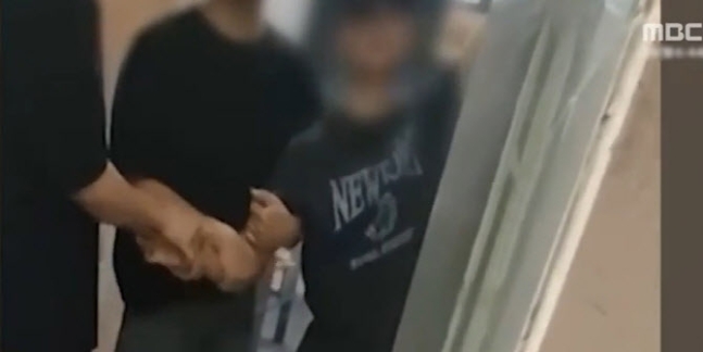 여자화장실 불법촬영 군인, 휴대폰 보여달라고 요구하자 "아빠한테 전화할게"