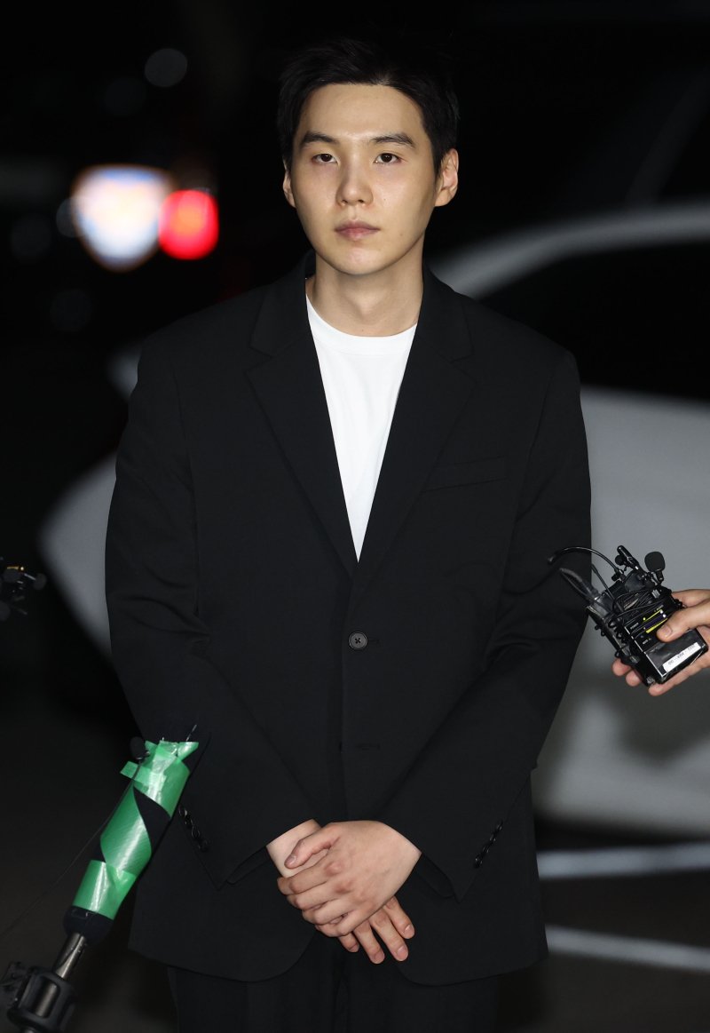 BTS 슈가 경찰 출석 착장 정보 ㄷㄷㄷ