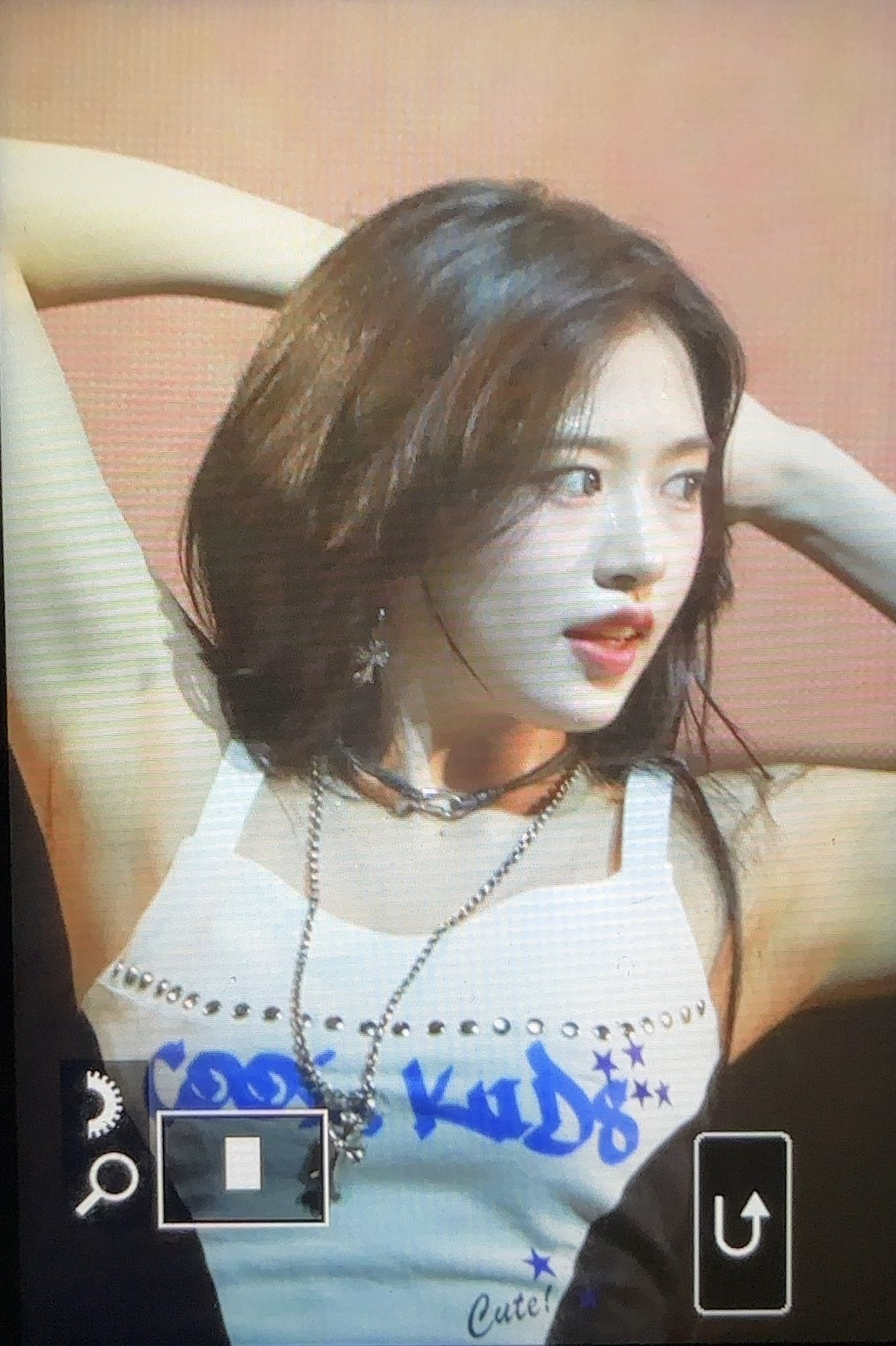 땀을 많이 흘리는 아이브 안유진 민소매 겨 청핫팬츠 매끈한 엉벅지