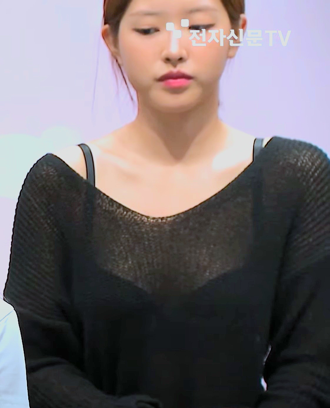 검정 브라가 다 비치는 시스루 입고 인터뷰 중인 루셈블 혜주