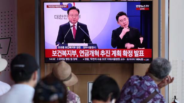 기초연금, 저소득 노인부터 月 40만원으로 인상