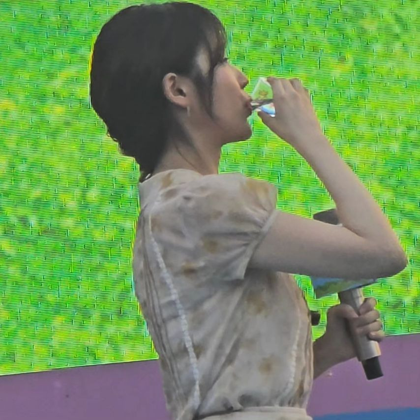 자라섬 이슬라이브 페스티벌 댕기머리 아이유 꽃원피스 각선미