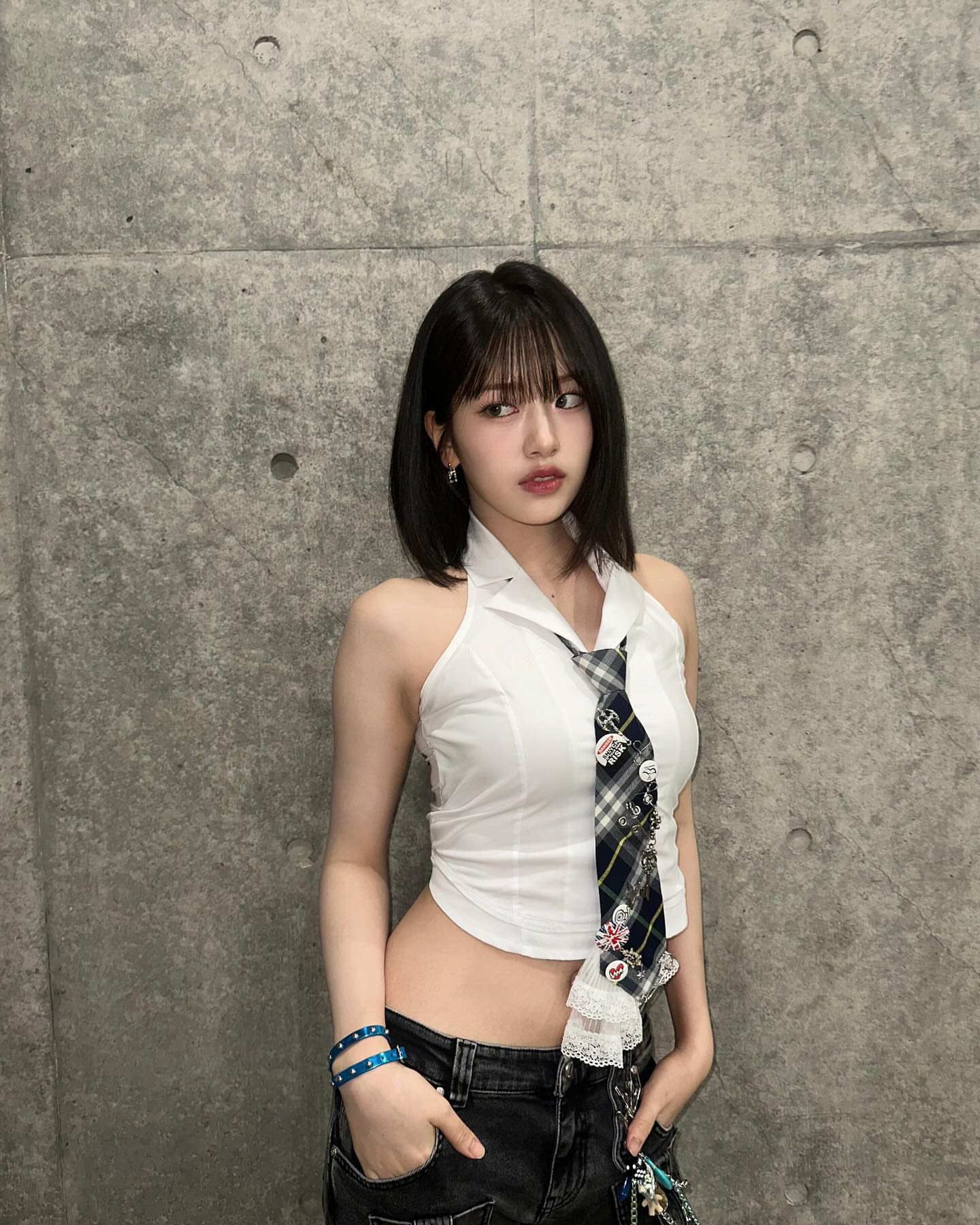 화이트 민소매 셔츠 + 넥타이 아이브 안유진 시원한 어깨 겨드랑이
