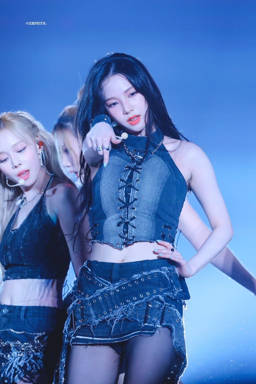 데님 코르셋 + 청치마 입은 에스파 카리나 검스 허벅지 배꼽