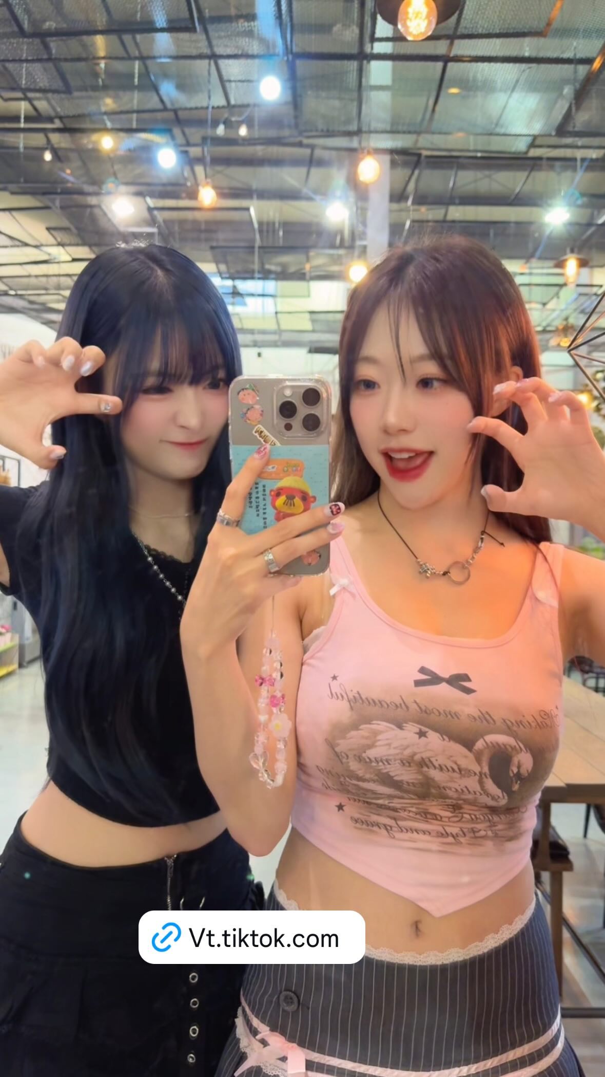 시그니처 지원 핑크색 민소매 출렁이는 가슴골 - 호시탐탐 챌린지