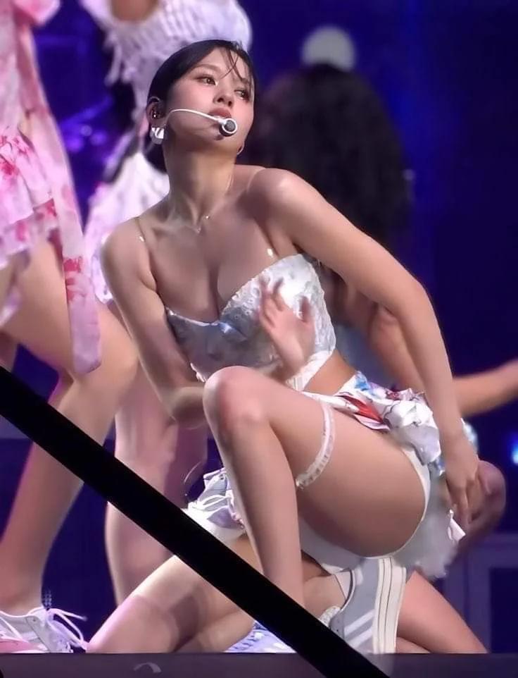 야한 레이스 가터링 찬 트와이스 미나 야벅지 리본 코르셋 가슴골