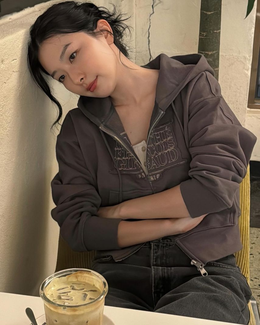 회색 후드티 속 시원한 흰 끈나시 잘록한 허리배꼽 레드벨벳 슬기