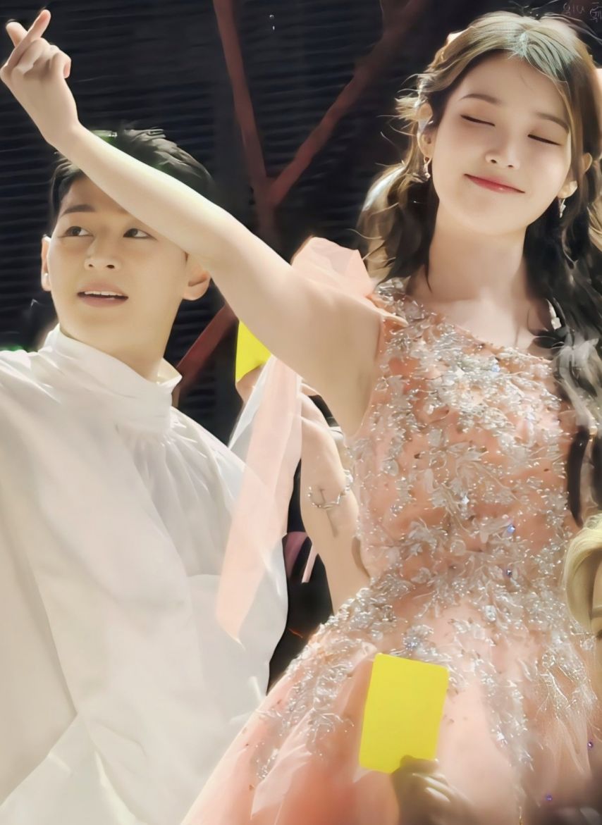 오늘자 아이유 콘서트 착장