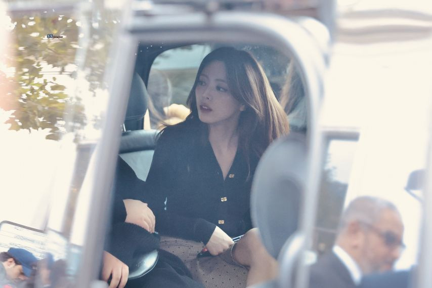 패션쇼장에 들어서는 ITZY 유나 봉긋한 명품 가슴 골반 미모