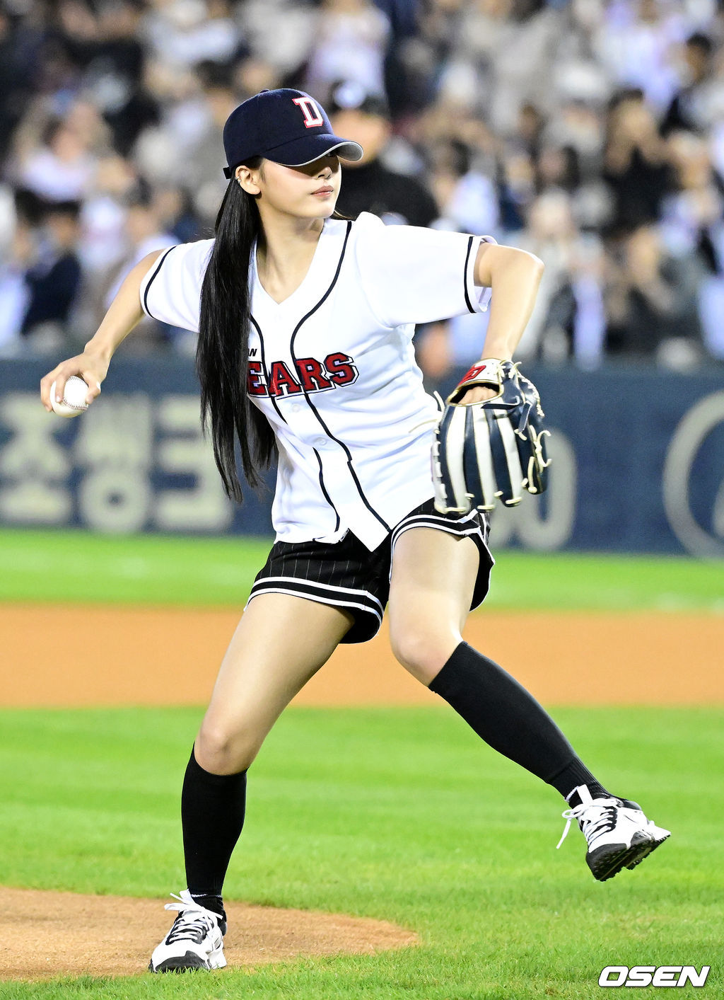 두산 유니폼 입고 시구하는 뉴진스 민지 건강미와 제구력