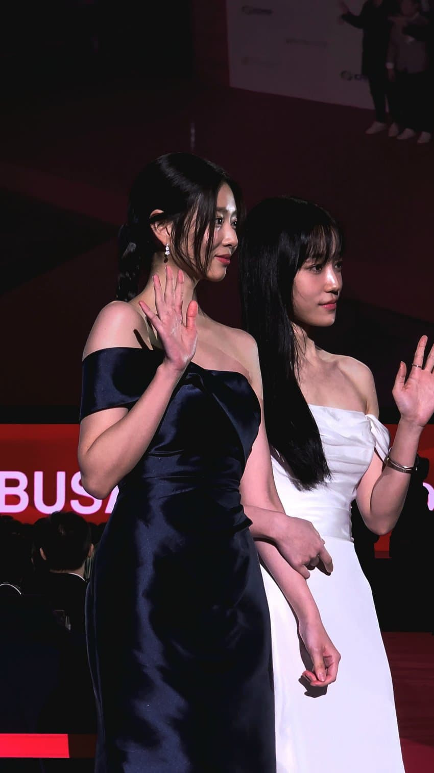 레드카펫 남색 오프숄더 드레스 김민주 미모 - 부산 국제 영화제