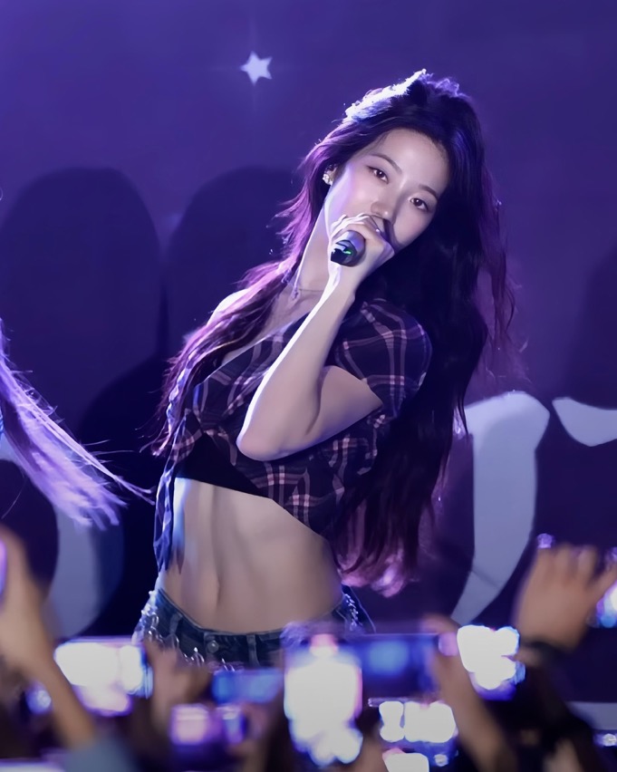 질끈 묶은 체크남방 11자 복근+배꼽이 너무 예쁜 르세라핌 카즈하