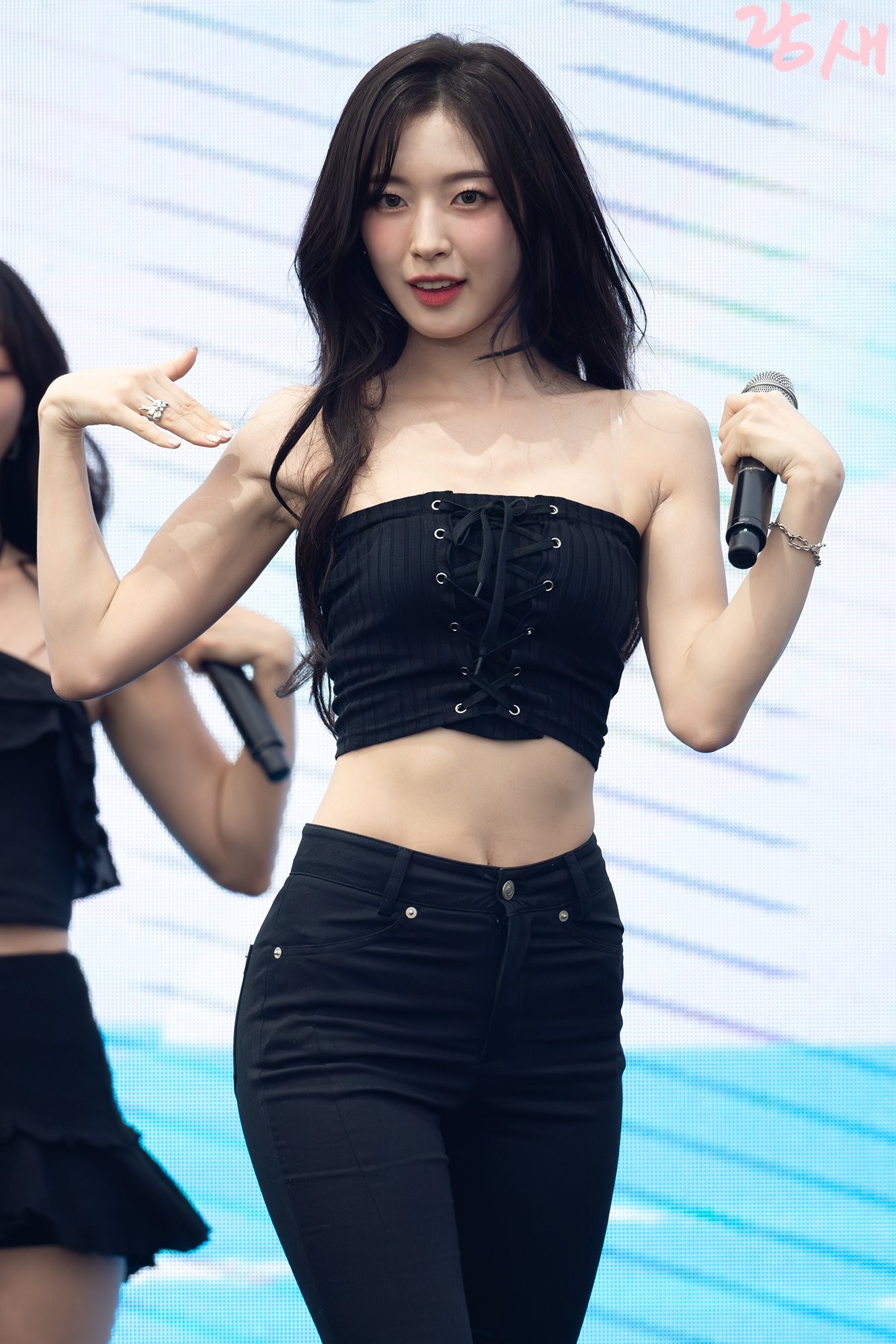 오마이걸 아린 검정 스트랩 튜브탑 배꼽 + 블랙진 골반 힙라인