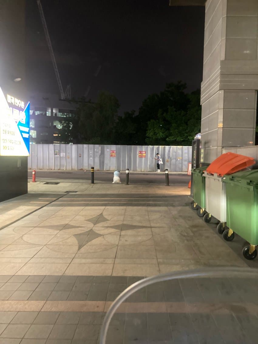 길에서 쭈구려 울고있는 대한항공 승무원 사진